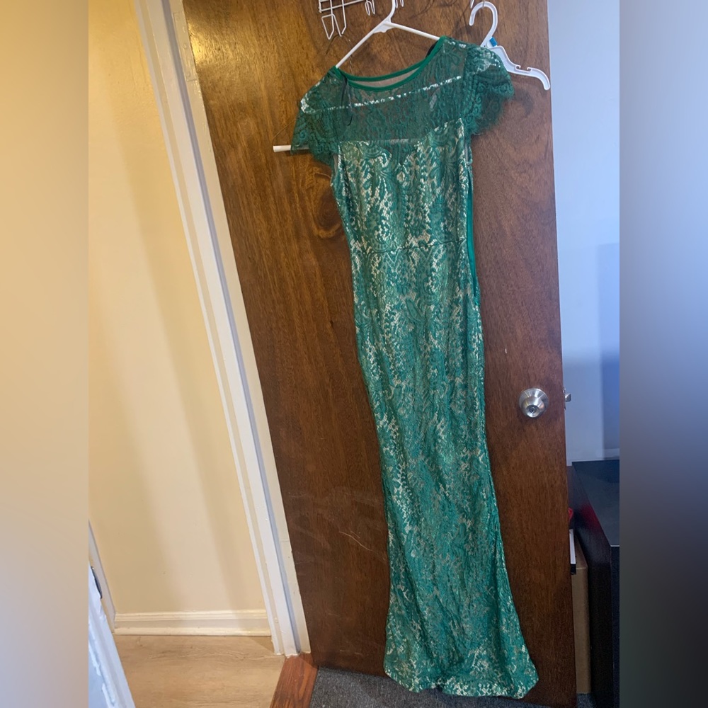 Long green lace dress. This Dress does everything! See through mesh in back💕 - Picture 3 of 4